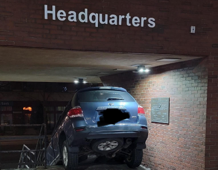 Condutora culpa GPS depois de ter descido escadas de esquadra da polícia com o carro
