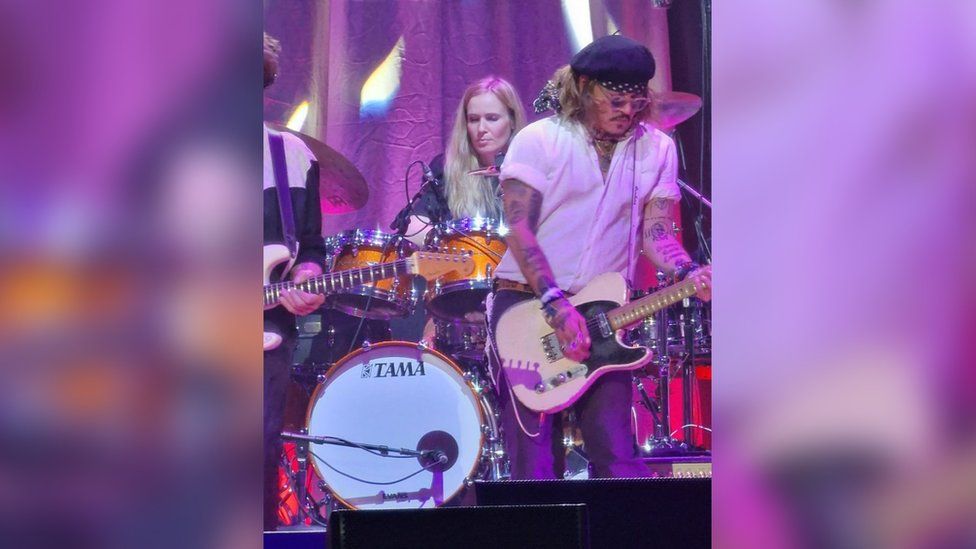 Johnny Depp alivia stress em palco com atuação surpresa num concerto no Reino Unido