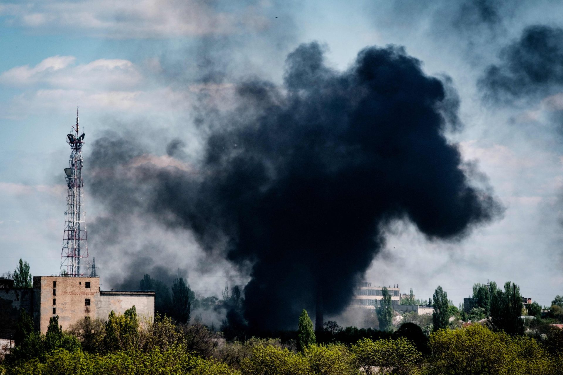 Rússia e forças pró-Putin atingem fábrica Azovstal com “artilharia e aviões”
