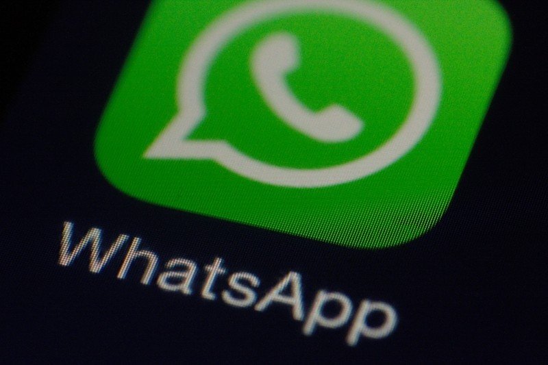 WhatsApp estreia reações com emojis para não ‘inundar’ grupos com novas mensagens