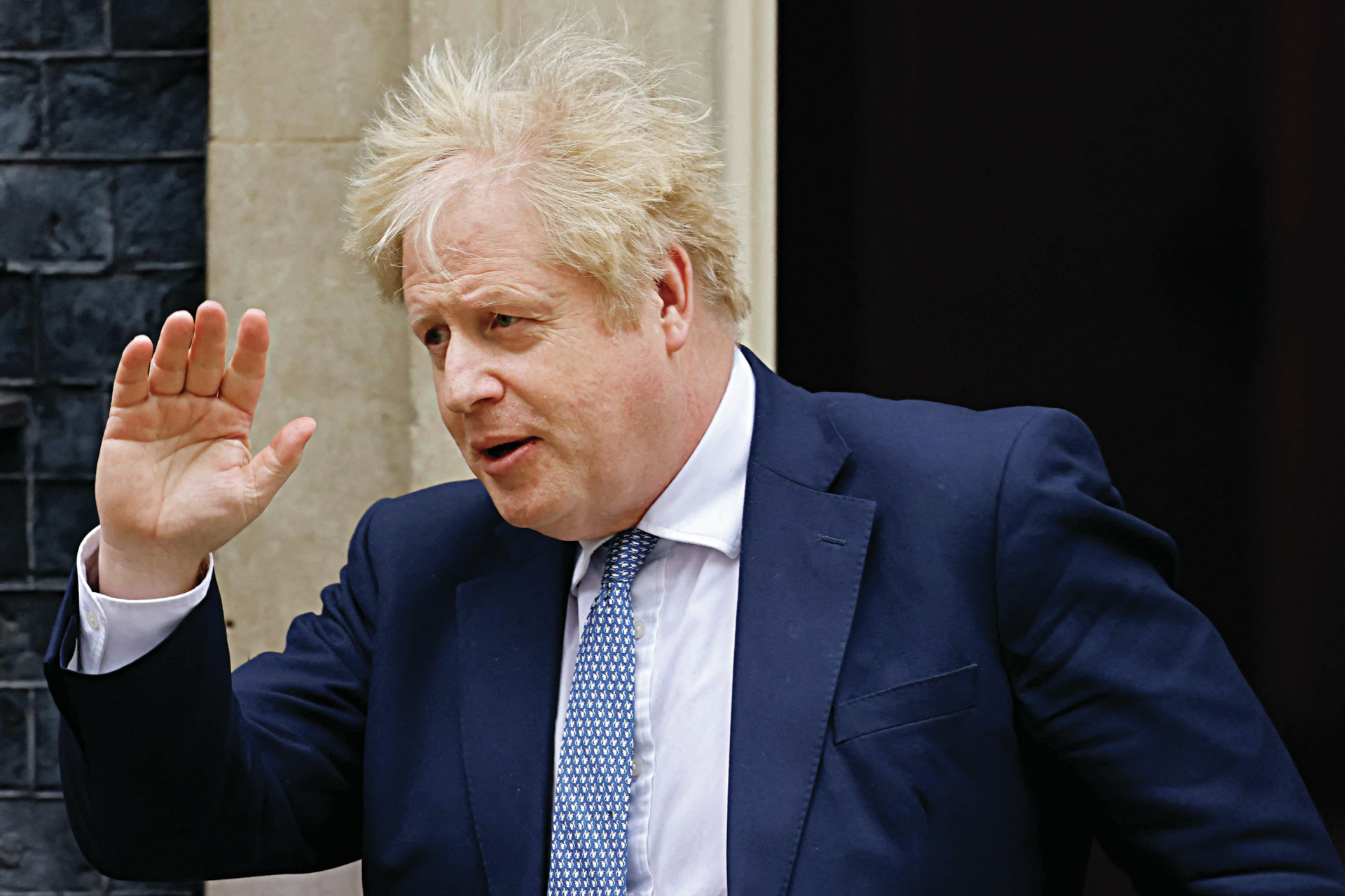 Boris Johnson de volta ao trabalho depois de cirurgia aos seios nasais