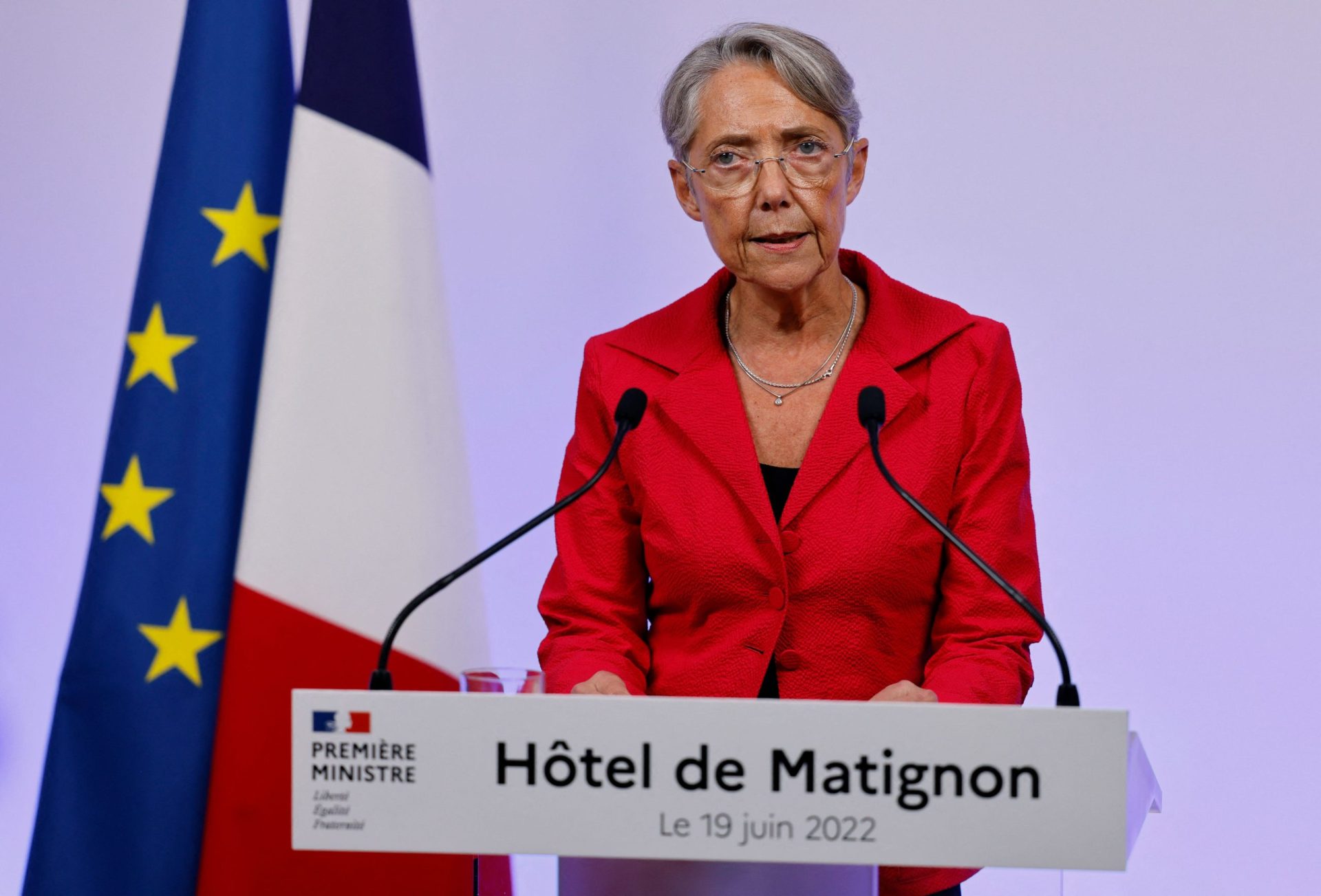 Primeira-ministra francesa pede demissão e Macron recusa pedido