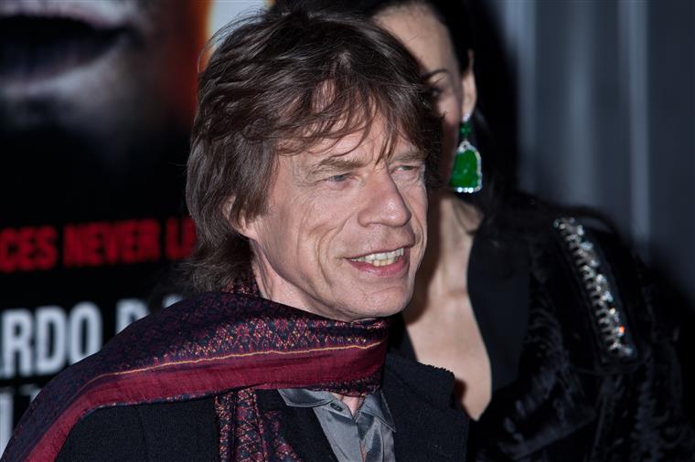 Mick Jagger volta aos palcos depois de testar positivo à covid-19