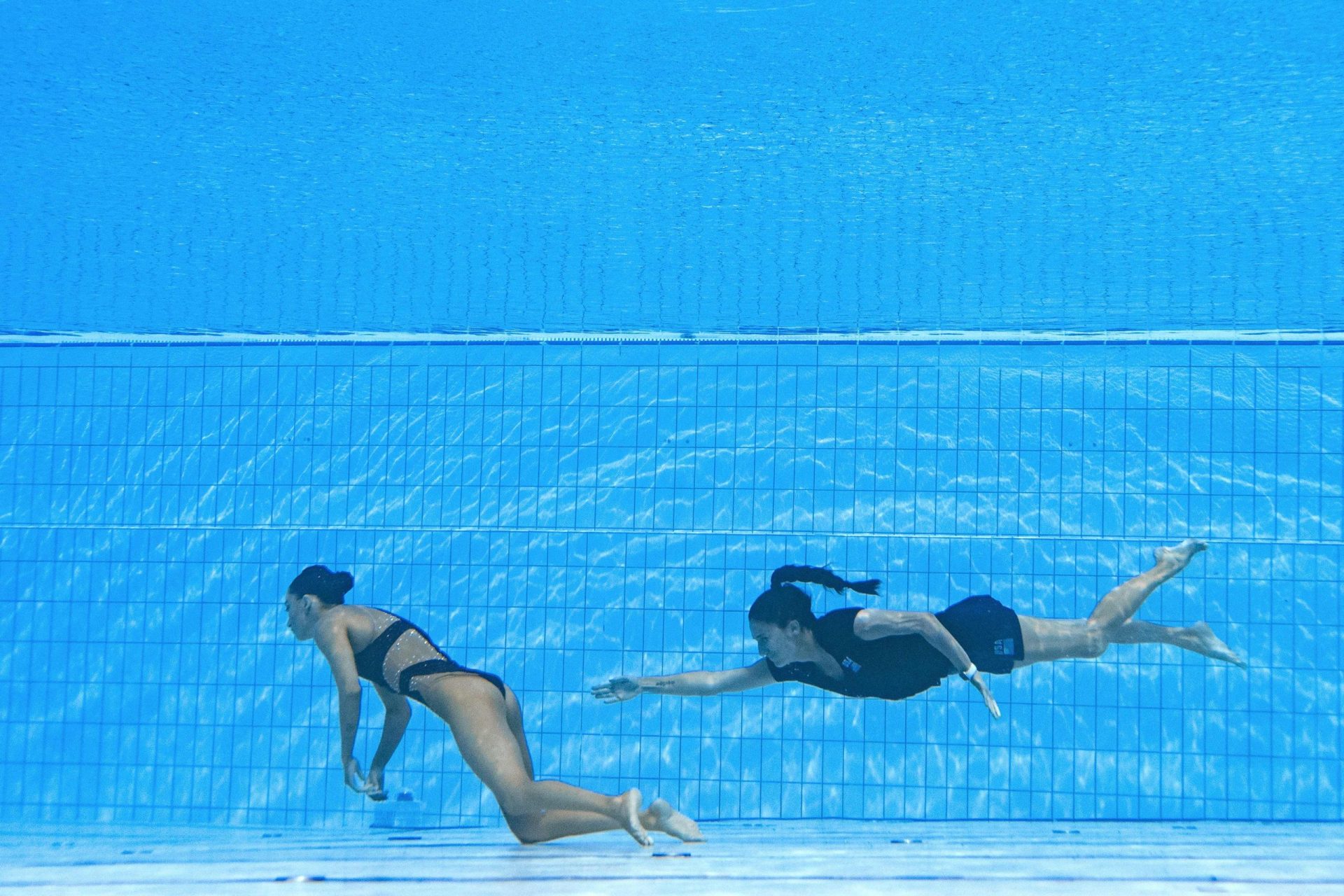 Nadadora desmaia na piscina e é salva pela treinadora nos mundiais de natação