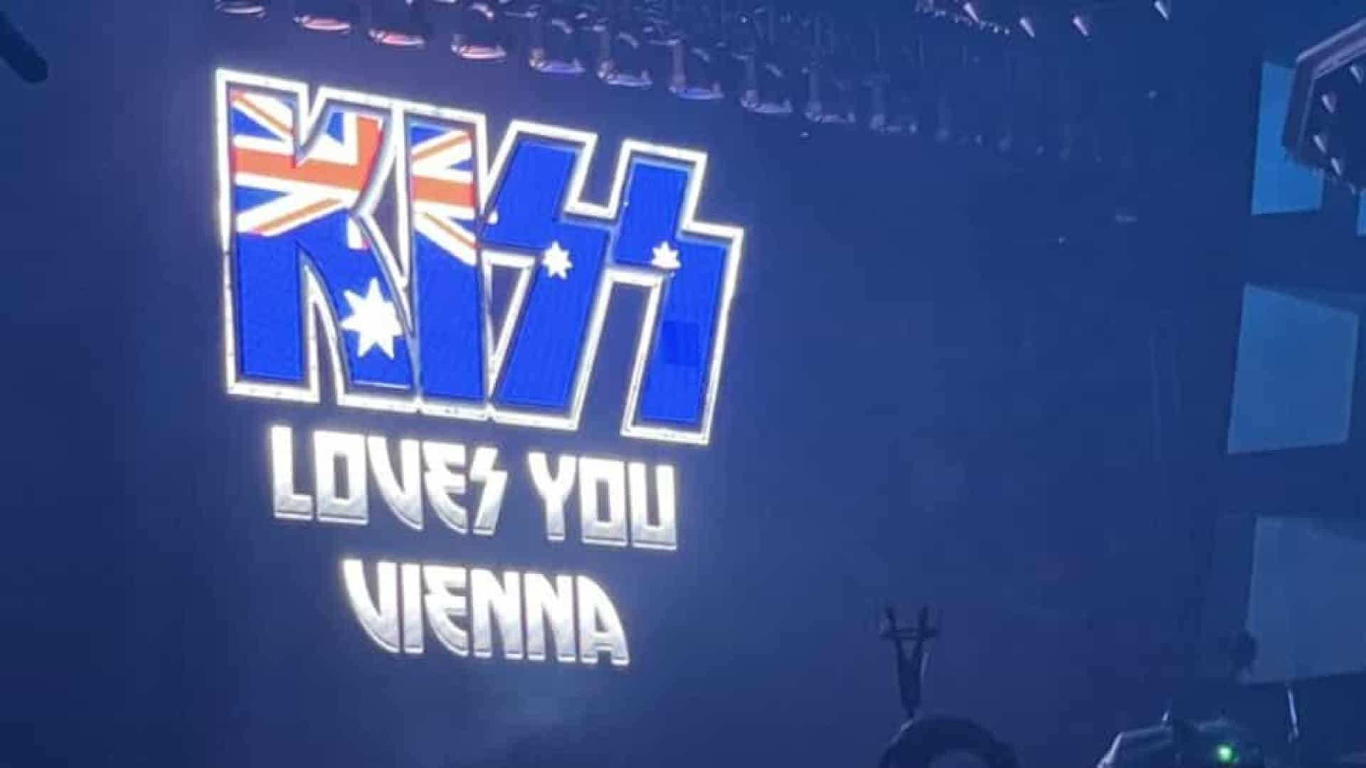 Kiss despedem-se da Áustria com bandeira da Austrália