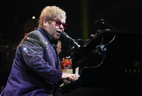 Elton John diz estar no “auge” da sua saúde depois de ter sido visto numa cadeira de rodas