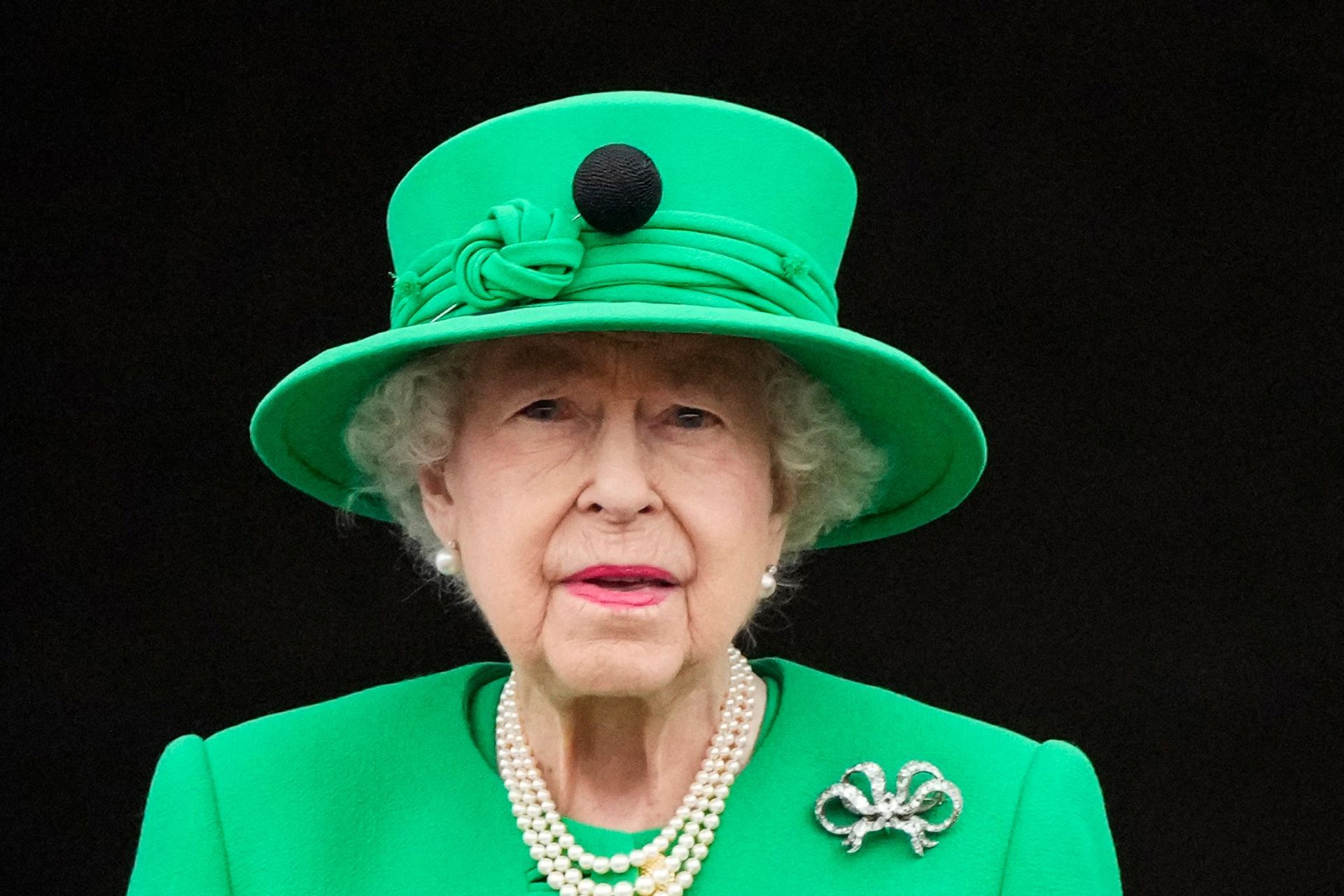 Isabel II encanta britânicos ao aparecer na varanda do Palácio de Buckingham no fim do Jubileu de Platina