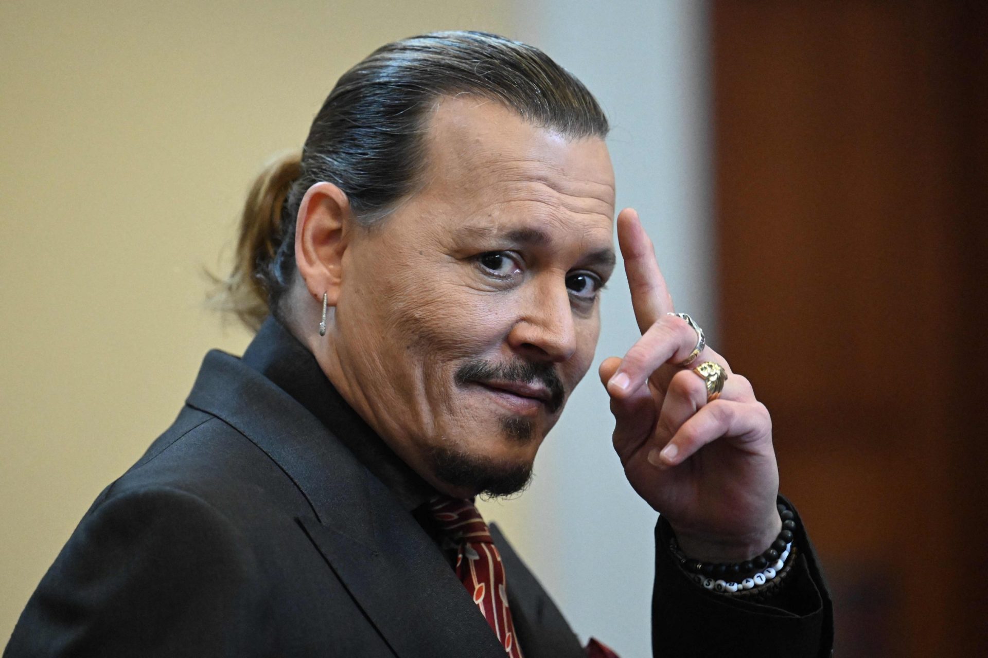 Johnny Depp diz que &#8220;as pessoas normais&#8221; estão fartas de Hollywood