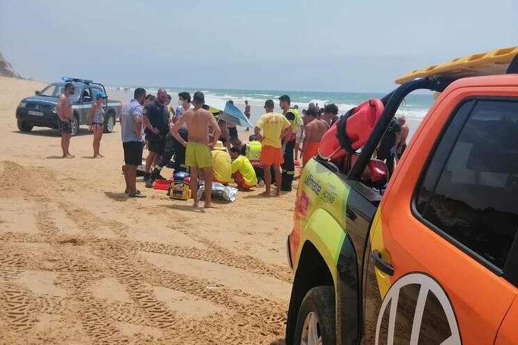 Mulher em estado grave após ter ficado inconsciente em praia de Albufeira