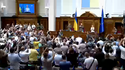 “Um sonho que se tornou realidade”. Bandeira da UE colocada no parlamento ucraniano