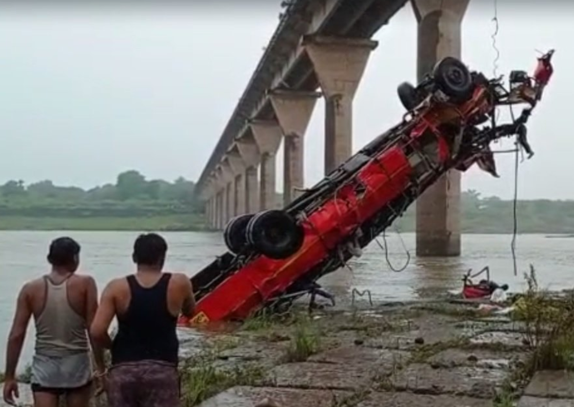 Autocarro cai de ponte na Índia e provoca 13 mortes