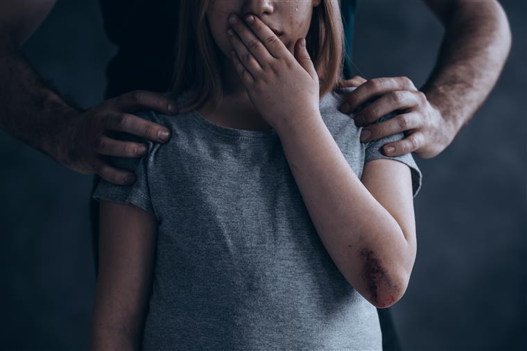 Avô detido por abusar da neta de 11 anos e de amiga da menina