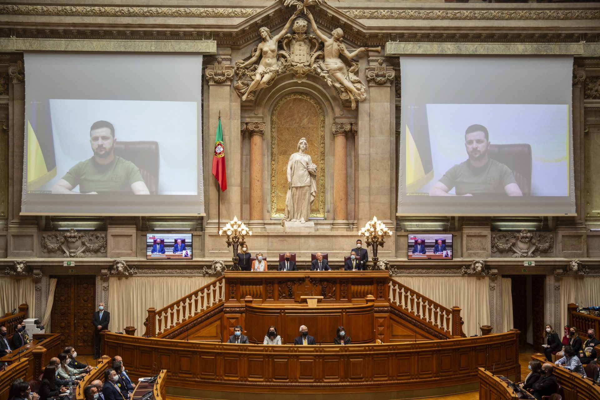 Parlamento aprova utilização da bandeira da União Europeia