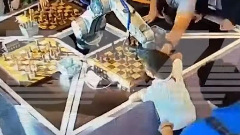 Robô de xadrez parte o dedo de um menino