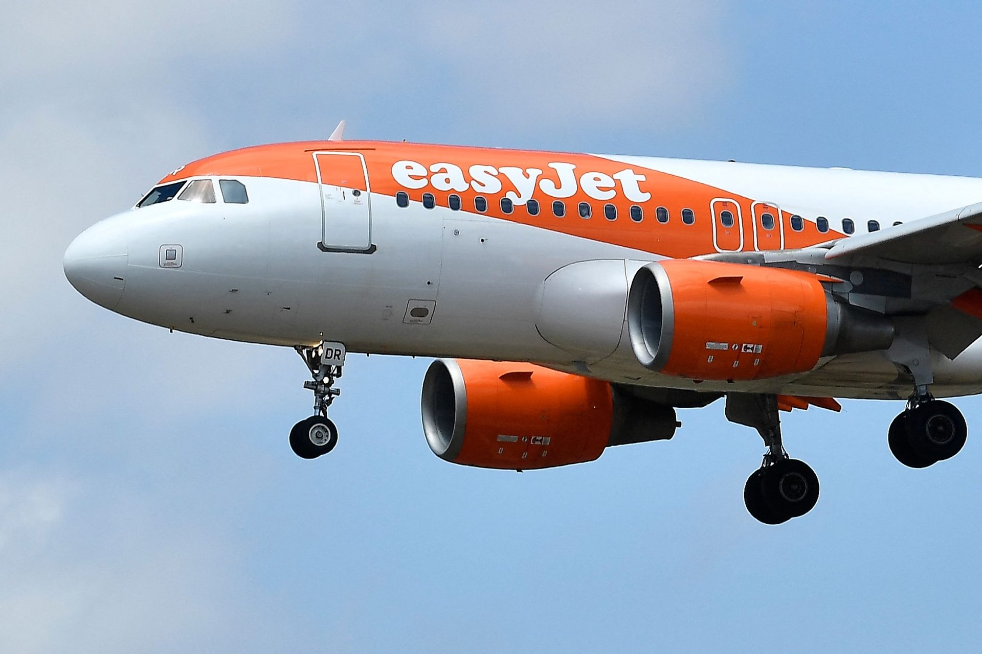 Avião fez aterragem de emergência pouco depois de levantar voo em Faro