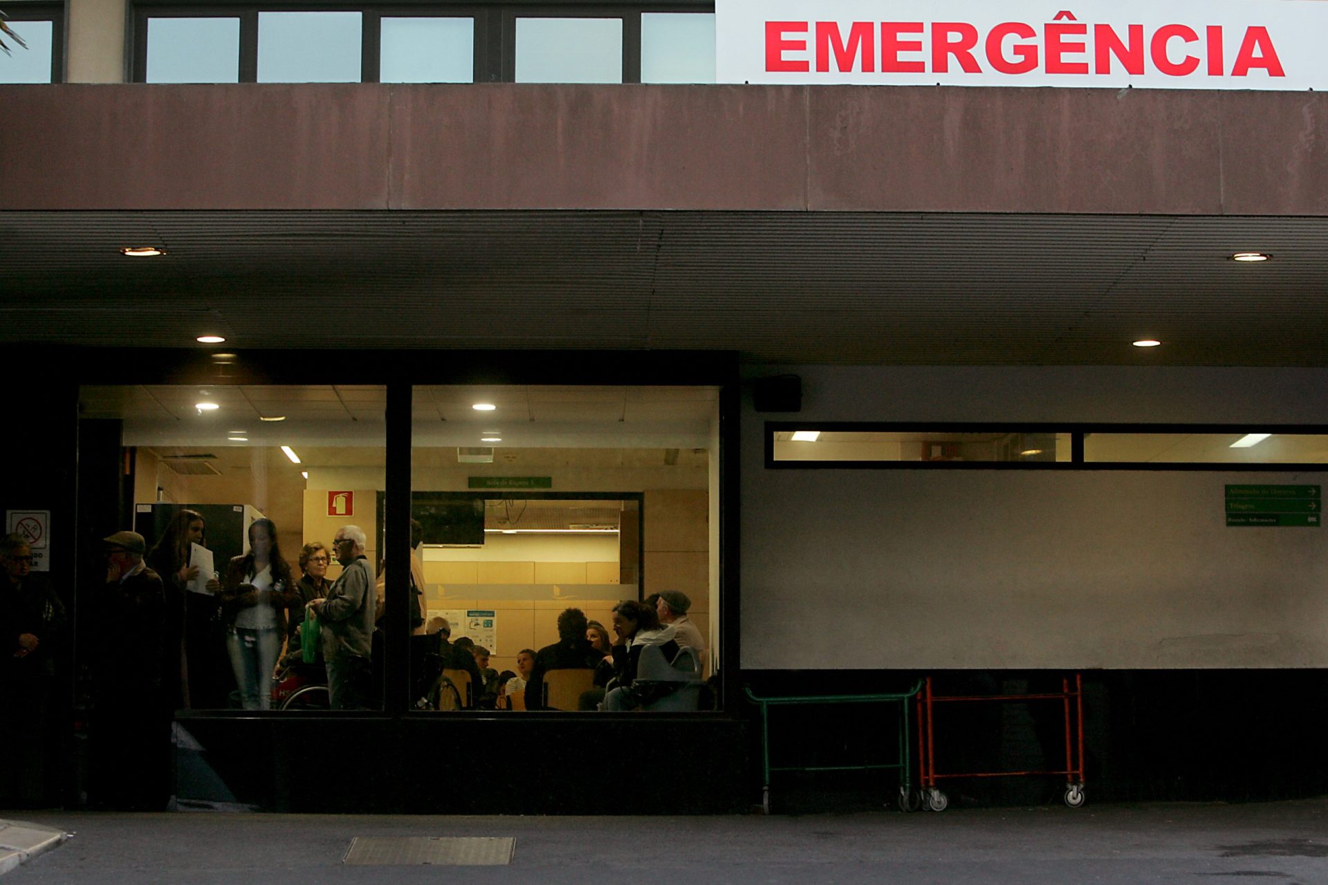 Chefes da equipa de urgência do Hospital S. Francisco Xavier pedem demissão devido a escala de agosto
