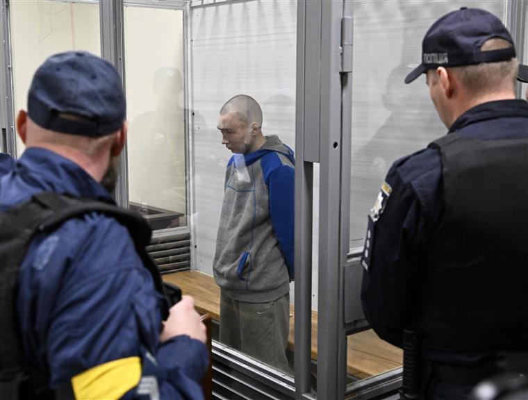 Primeiro sargento russo condenado a prisão perpétua por crimes de guerra na Ucrânia vê pena reduzida para 15 anos