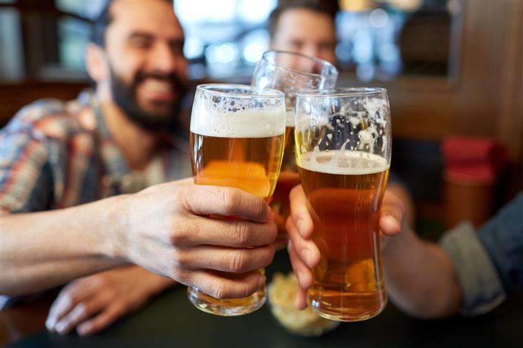 Cerveja não engorda e faz bem aos intestinos, diz estudo português