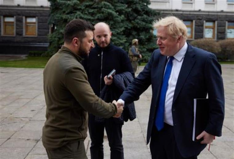 Zelensky confessa-se triste com saída do ‘aliado’ e telefona a Boris Johnson