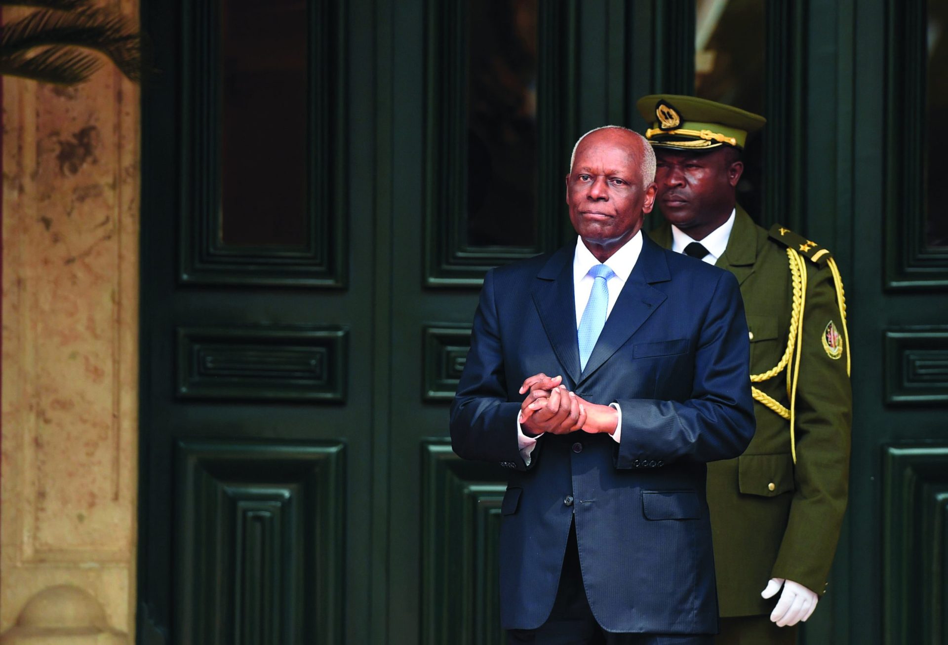 Angola. Caos político na despedida