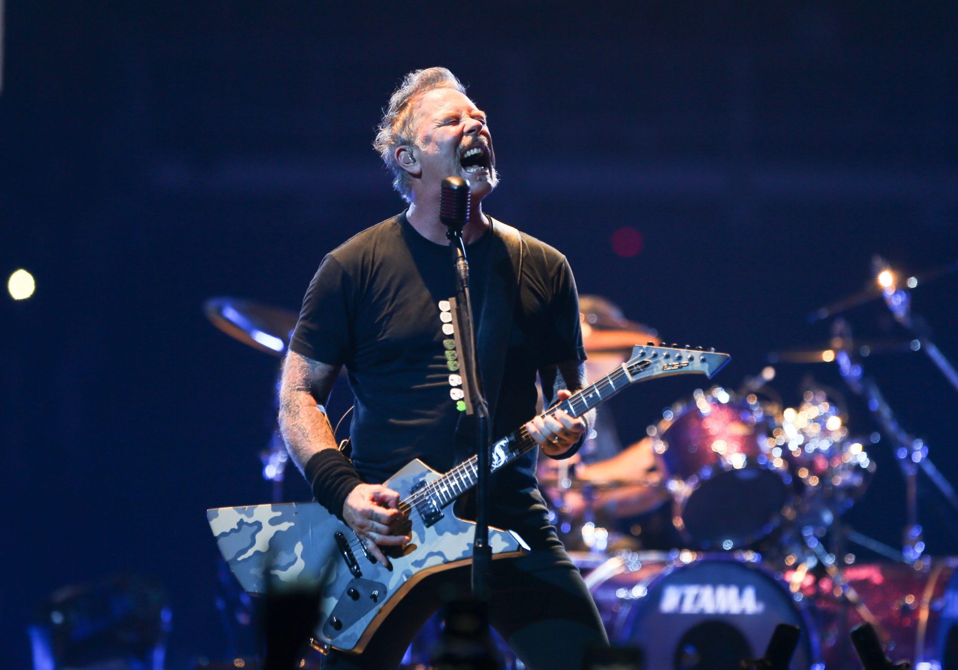 Metallica estão a ser &#8216;cancelados&#8217; pelo TikTok: &#8220;Há uma fotografia de James Hetfield e Lars Ulrich a fazer a saudação nazi&#8221;