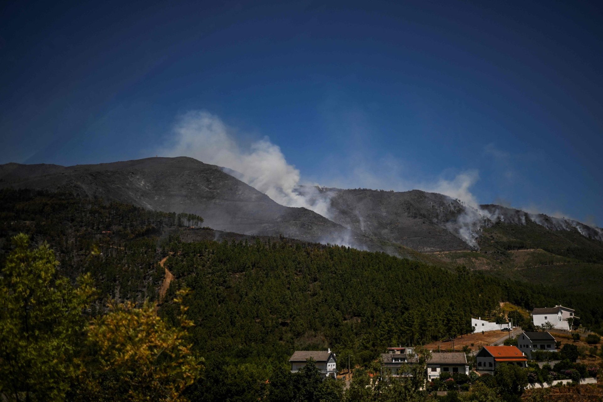 Incêndio na Serra da Estrela a ser combatido por mais de mil operacionais