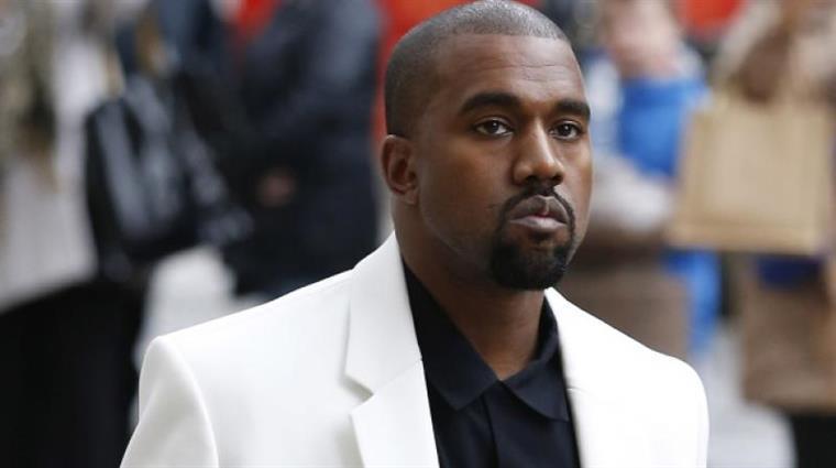 Nova coleção de roupa de Kanye West está a ser alegadamente vendida dentro de sacos do lixo