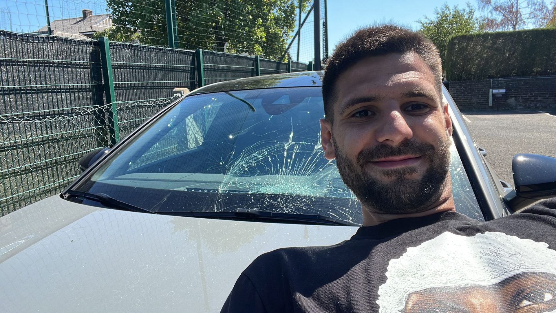 Pontaria afiada para o bem e para o mal. Mitrovic acerta com bola e danifica carro do capitão do Fulham