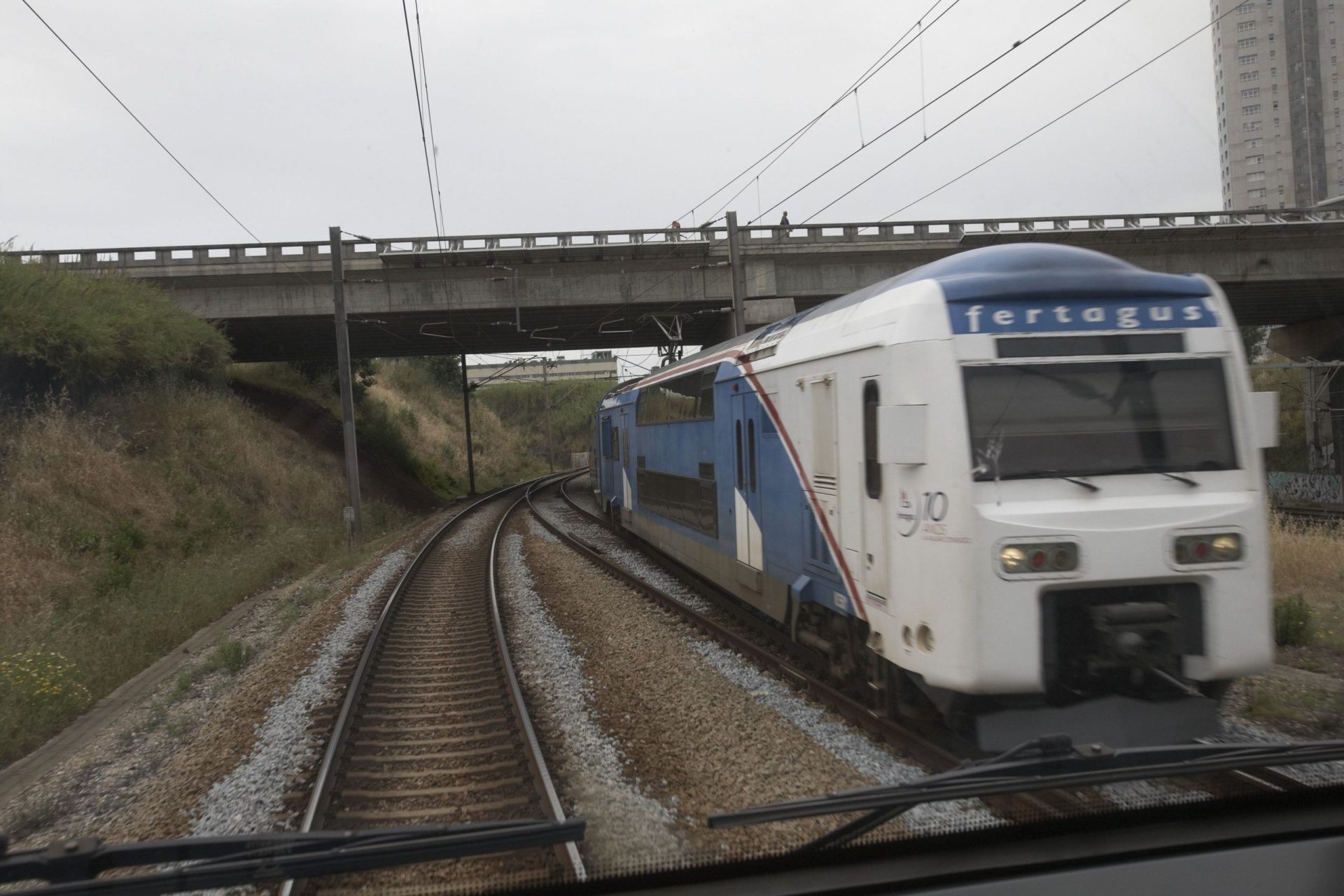 Ligação ferroviária da Fertagus restabelecida após suspensão provocada por incêndio em Almada