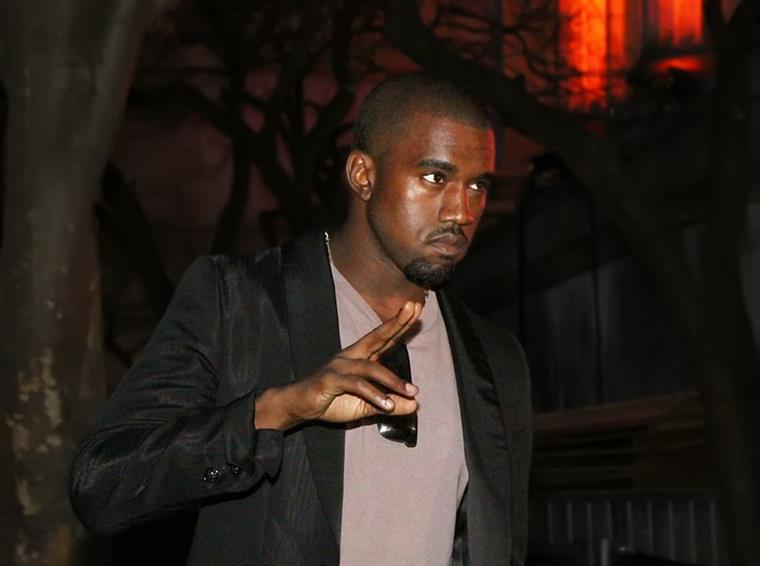 Kanye West cria novo logótipo para a sua marca de roupa