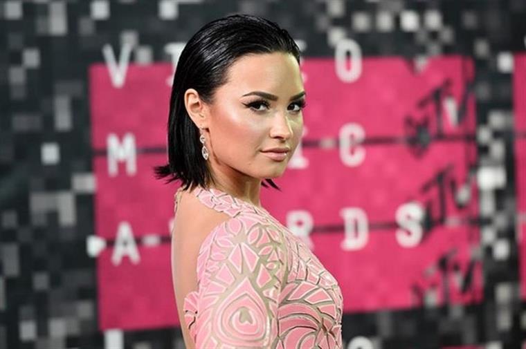 Demi Lovato voltou a usar pronomes femininos: “Tenho-me sentido mais feminina outra vez”