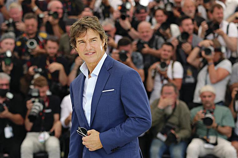 &#8220;Até logo, pessoal&#8221;: Tom Cruise interrompe passeio romântico para saltar de parapente