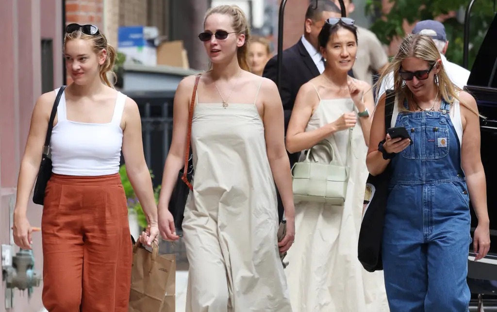 Jennifer Lawrence encontra mulher a usar o mesmo vestido que ela