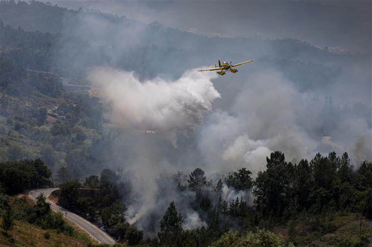 Incêndio na Covilhã a ser combatido por mais de 250 bombeiros e seis meios aéreos