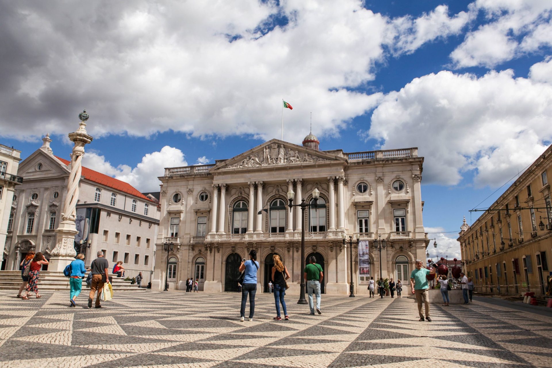 Vê físsuras nos edifícios ou buracos na calçada em Lisboa? Aplicação móvel incentiva cidadãos a reportar riscos geológicos