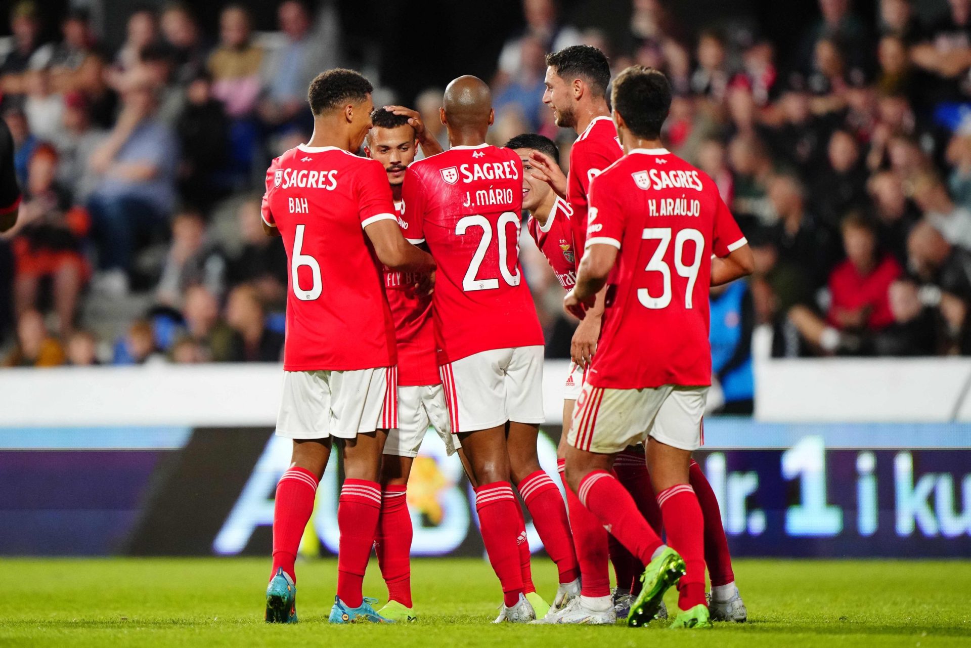 Benfica elimina Midtjylland com vitória por 3-1 e garante apuramento para play-off da Champions