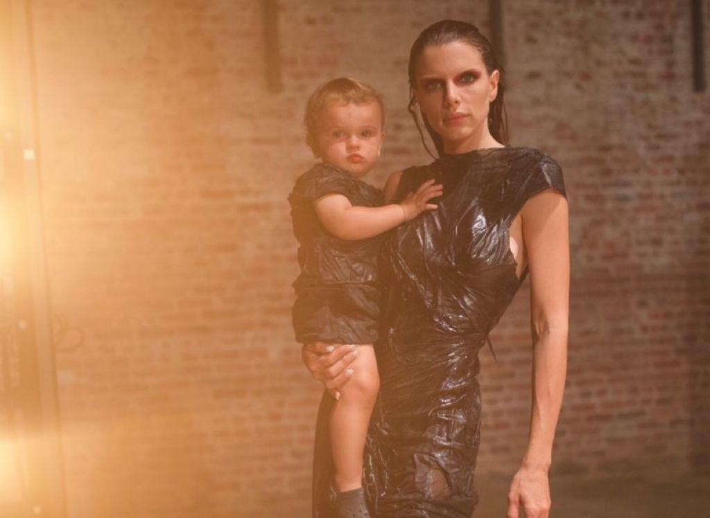 Julia Fox leva filho à New York Fashion Week