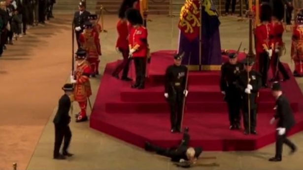 Vídeo mostra desmaio de guarda real durante velório de Rainha Isabel II