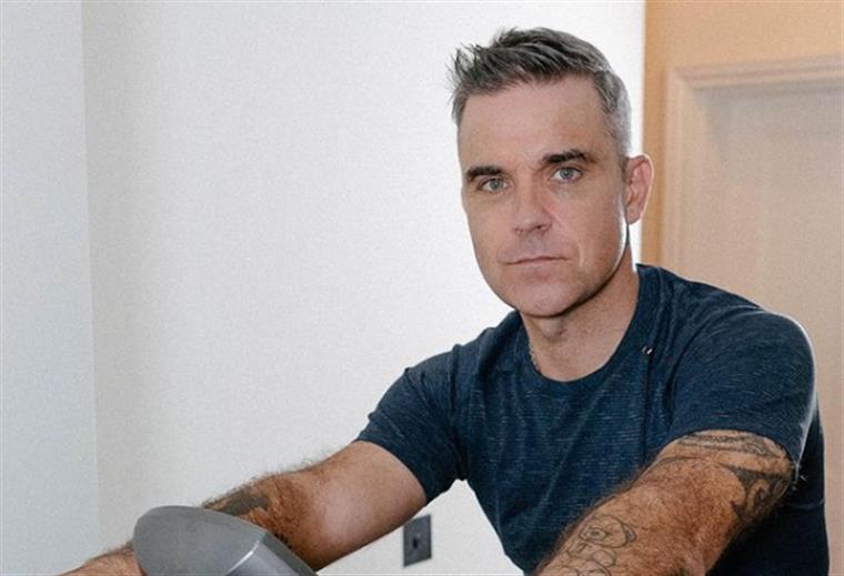 Robbie Williams diz que poderia tentar fazer nudismo se tivesse um “pénis maior”