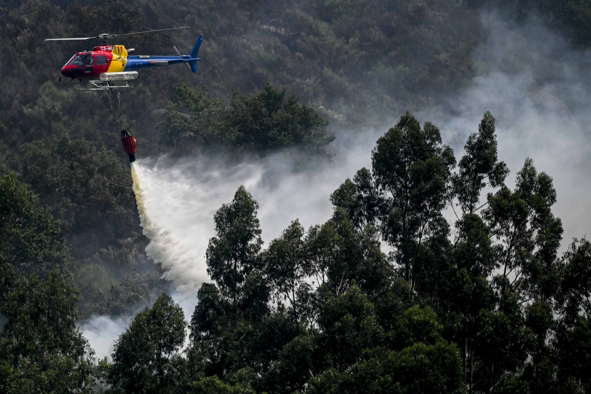 Helicóptero de combate a incêndios cai em Amares