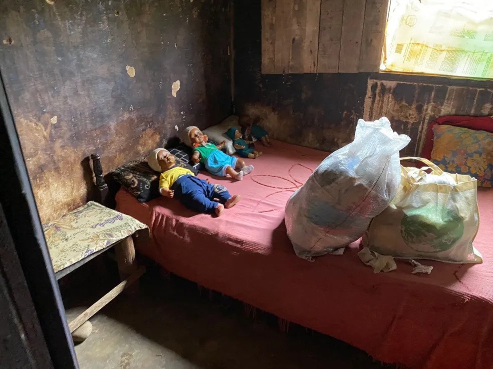 Mulher e duas filhas viveram em cativeiro cerca de 22 anos. Pai procurado pelas autoridades brasileiras