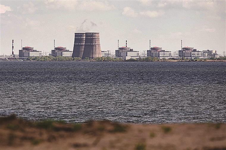 Bombardeada cidade da central nuclear de Zaporijia