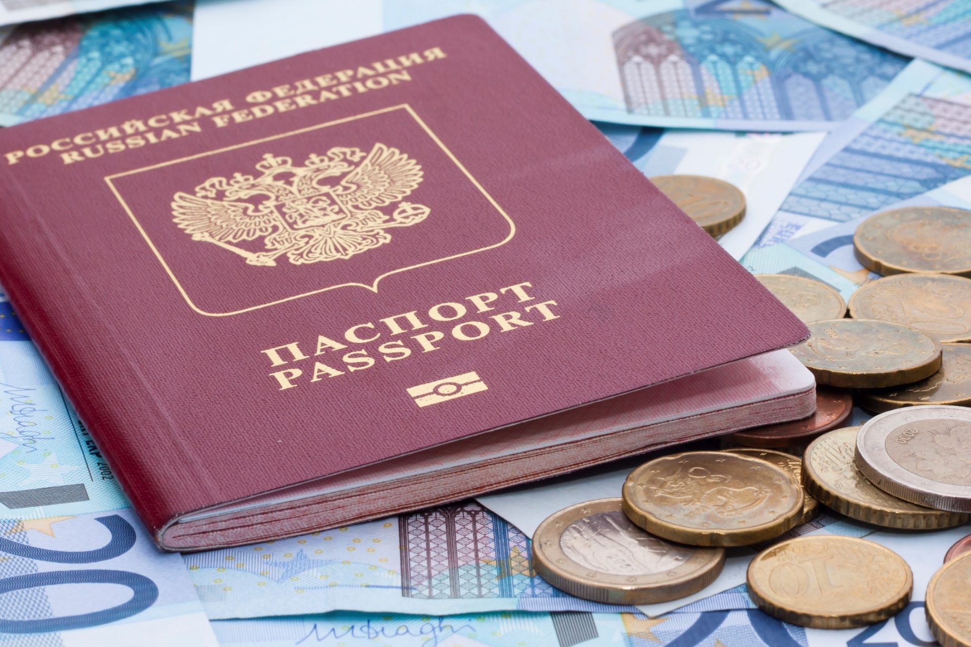 União Europeia avança com decisão formal de suspender acordo de facilitação de vistos para russos
