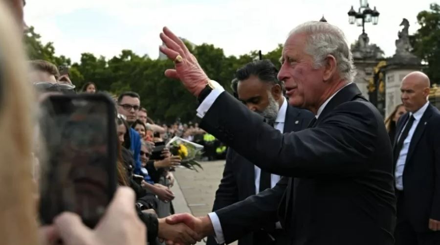 Rei Carlos III recebido por multidão no palácio de Buckingham