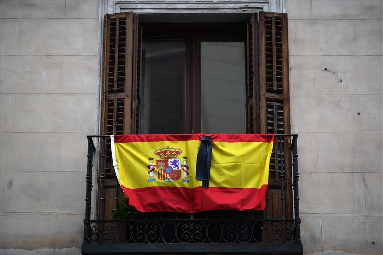 Espanha acaba com obrigatoriedade da máscara nos transportes em fevereiro
