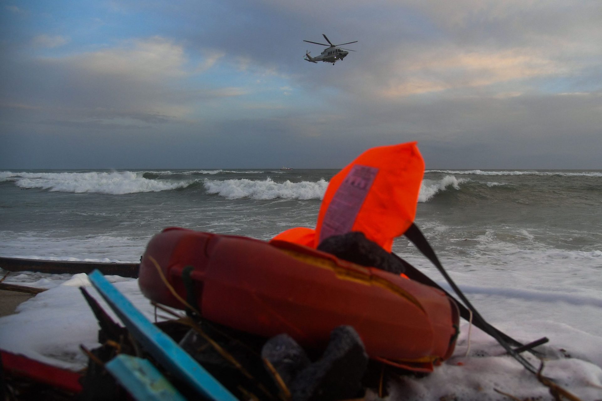 Cerca de 100 migrantes podem ter morrido no naufrágio na costa da Calábria