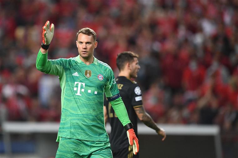 Líder do Bayern Munique arrasa Neuer