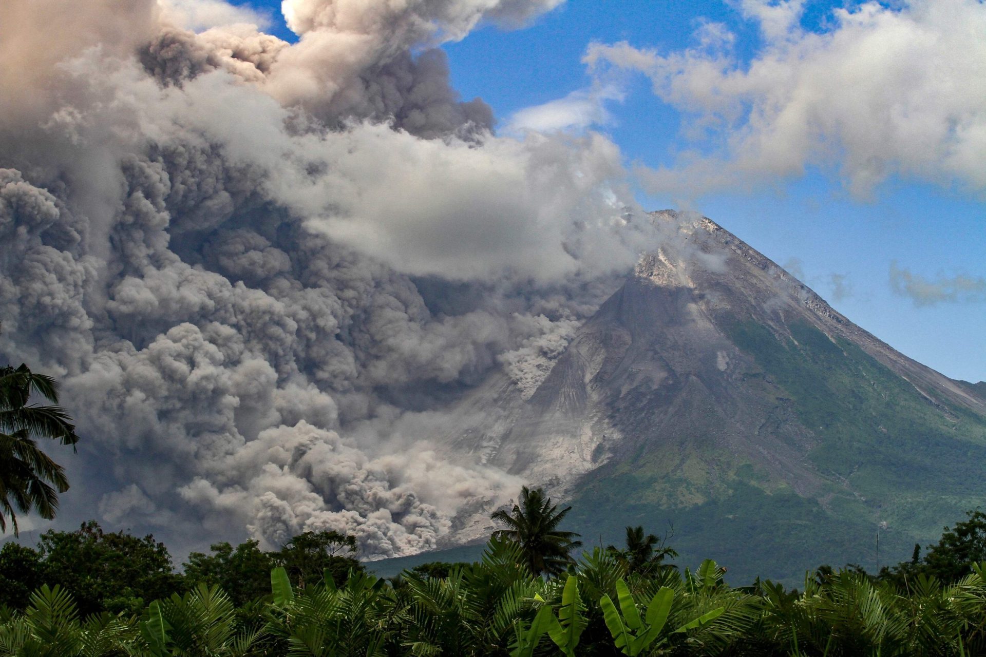 Um dos vulcões mais ativos do mundo entrou em erupção na Indonésia