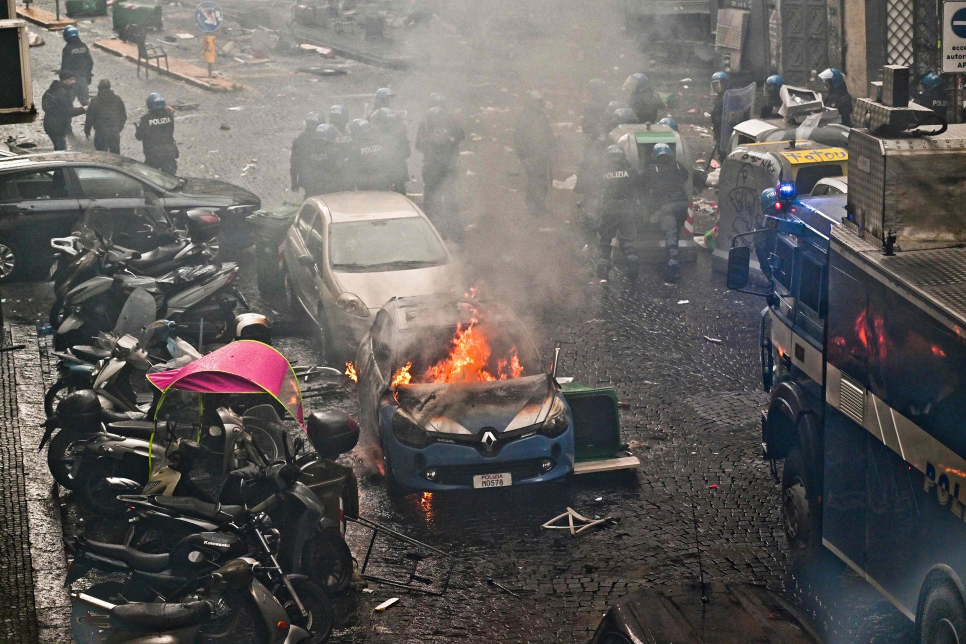 Noite de caos em Nápoles resulta em oito detenções e seis agentes feridos