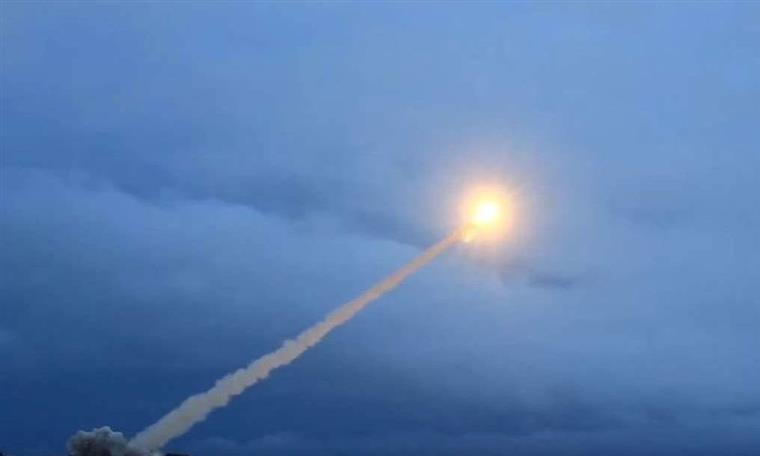 Coreia do Norte dispara míssil balístico para o Mar do Japão